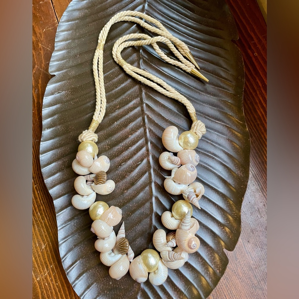 Vintage Cream and Gold Sea Shell Necklace 🐚with Faux Pearls
